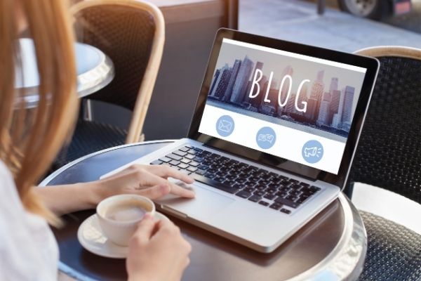 What are the advantages of blogging?